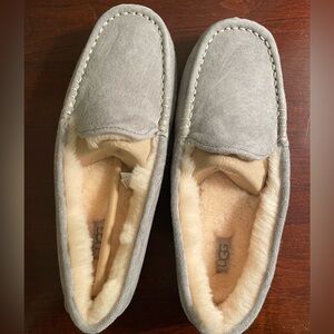 Light grey women’s Ugg slippers 9
